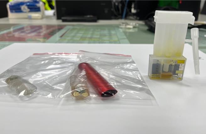 警方在他外套口袋查獲伊托咪酯煙彈。（警方提供）