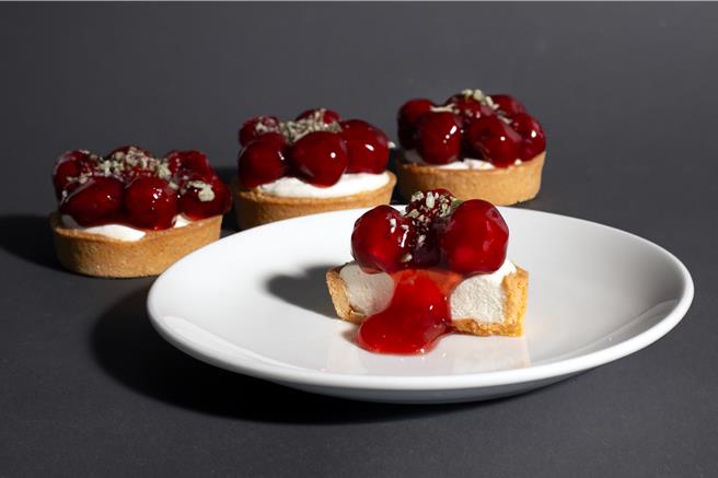 路易莎情人节开卖「樱桃乳酪塔」，单入65元、两入优惠价120元。（路易莎提供／朱世凯台北传真）