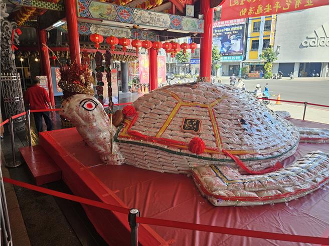 屏东慈凤宫庆祝元宵节，以白米堆迭制成1只2万2000台斤的平安米寿龟，10日至16日每天还有「寿龟生福蛋」活动，让民眾「呷平安」。（罗琦文摄）