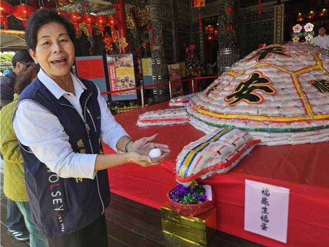 屏东慈凤宫米寿龟有「寿龟生福蛋」活动，让民眾呷平安。（罗琦文摄）