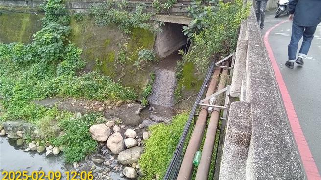 稽查员巡查至五股区俊成桥旁的涵洞发现其内流出的水带有油污。（环保局提供）