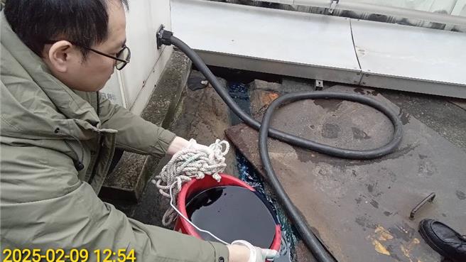 稽查员以示踪剂确倒入厂区侧沟，确认水流的流向。（环保局提供）