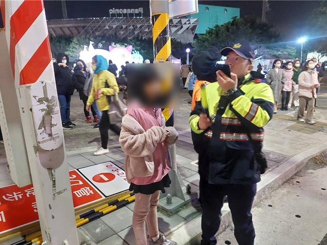 台湾灯会在桃园吸引大批人潮，平镇警方协助迷失女童与身体不适男子。(平镇警分局提供／吕筱蝉桃园传真)