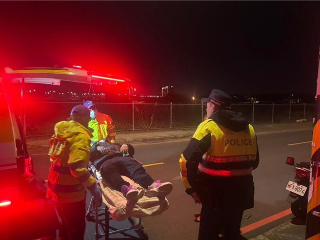 台湾灯会在桃园吸引大批人潮，平镇警方协助迷失女童与身体不适男子。(平镇警分局提供／吕筱蝉桃园传真)