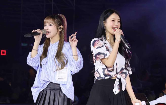 李雅英（右）跟草莓（左）卖力演出。（想想时间有限公司提供）