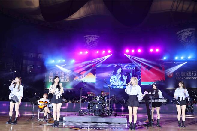 李雅英（左三）演出台语歌。（想想时间有限公司提供）