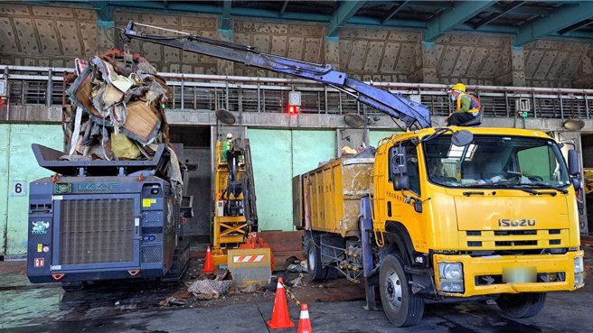 彰化县溪州焚化厂内的巨大破碎机及移动式巨大破碎机，农历年节前协助各公所处理巨大家具569公吨及548张弹簧床垫。（环保局提供／叶静美彰化传真）