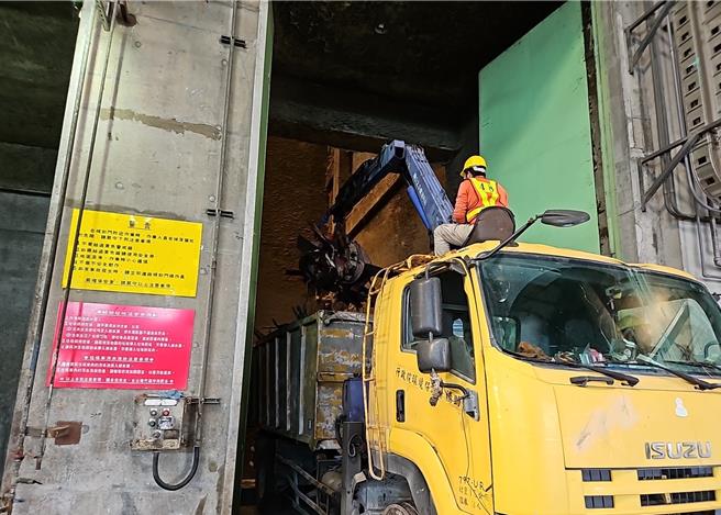 彰化县溪州焚化厂内的巨大破碎机及移动式巨大破碎机，农历年节前协助各公所处理巨大家具569公吨及548张弹簧床垫。（环保局提供／叶静美彰化传真）