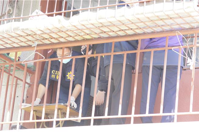 警方專案人員在張嫌住處陽台進行採證。（任義宇攝）