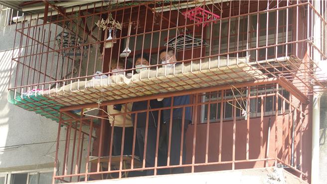 專案人員在張嫌住處陽台上進行勘驗工作。（任義宇攝）