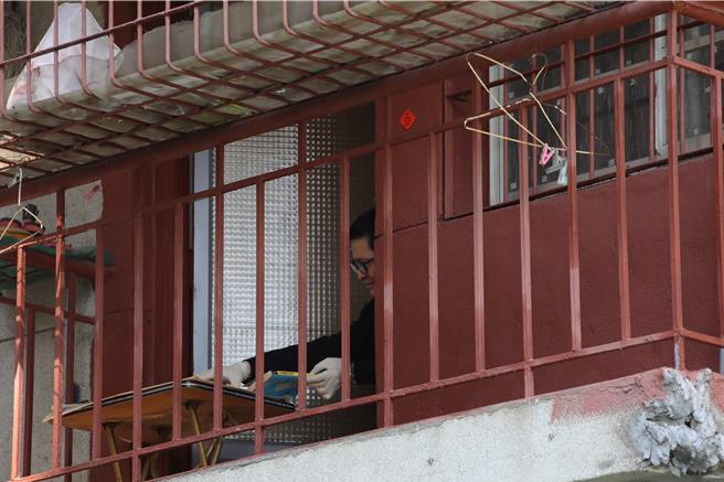 林炎田親自到陽台上勘驗相關證據。（民眾提供／郭良傑高雄傳真）