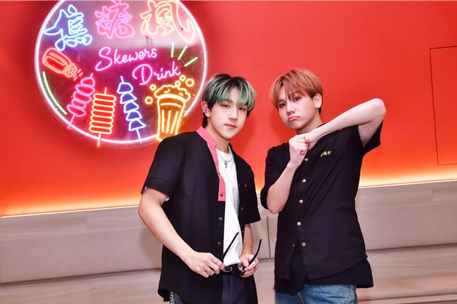 李家皓、正耀一同为烧烤店担任一日店长。（焦糖枫提供）