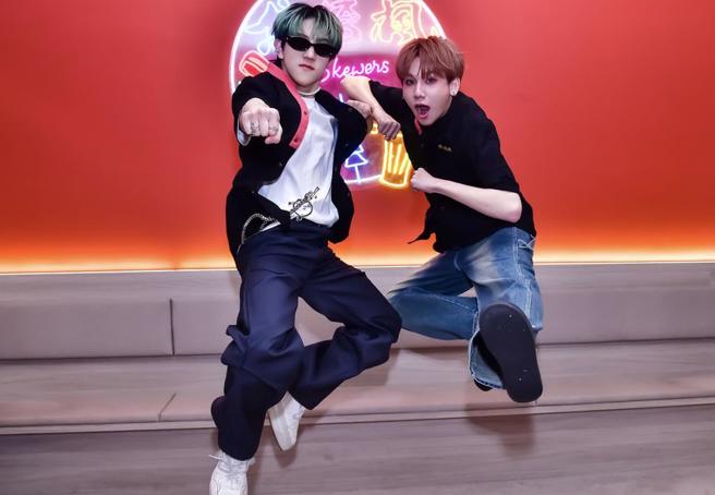 2人做出逗趣的姿势。（焦糖枫提供）