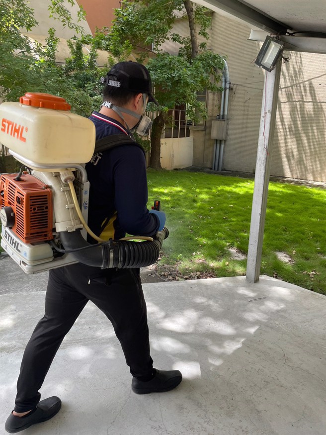 开学前加强校园环境消毒。（照片/台北市政府教育局提供）
