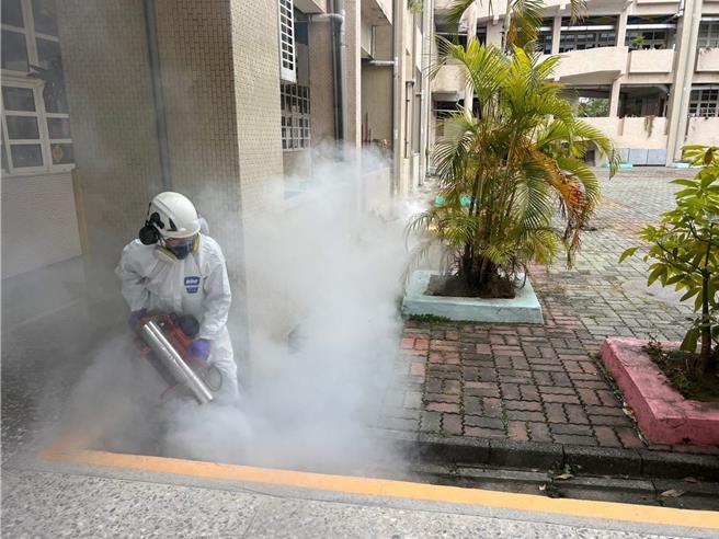 各级学校2月11日开学，面对近期流感盛行，10日云林县政府教育处表示已完成各校环境清洁等工作，并提供口罩鼓励师生到校戴口罩。（虎尾国小提供／张朝欣云林传真）