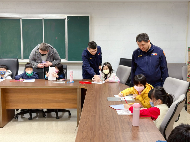 员警透过情境剧模拟诈骗集团「网路游戏诈骗」与「钓鱼简讯」。（图 / 警方提供）