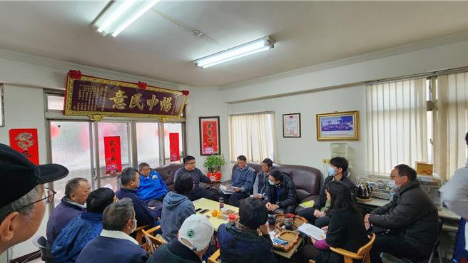 市议员刘士州接获13期重划区地主陈情，指无力负担探勘工程费用，日前邀集市府相关单位与约20名地主面对面沟通。（刘士州提供）