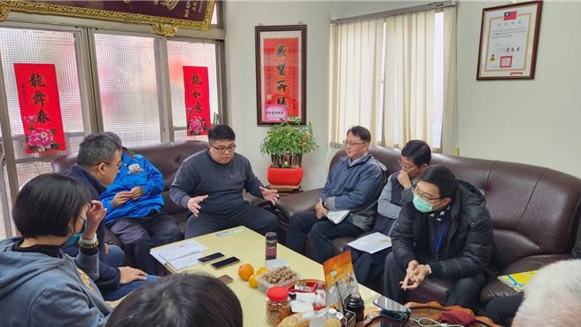 市议员刘士州接获13期重划区地主陈情，指无力负担探勘工程费用，日前邀集市府相关单位与约20名地主面对面沟通。（刘士州提供）