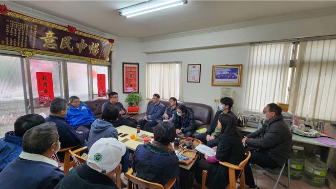 市议员刘士州接获13期重划区地主陈情，指无力负担探勘工程费用，日前邀集市府相关单位与约20名地主面对面沟通。（刘士州提供）