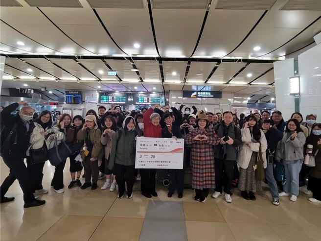 高鐵南港站副站長許素真與中華育幼機構兒童關懷協會成員們開心合照。圖／台灣高鐵提供