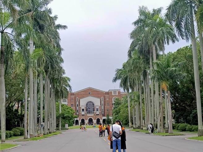 國立台灣大學上周末舉行碩士班招生筆試，有網友爆料疑似有人在試場外打暗號作弊。台大回應，初步研判藉此舞弊可能性不高。（資料照）