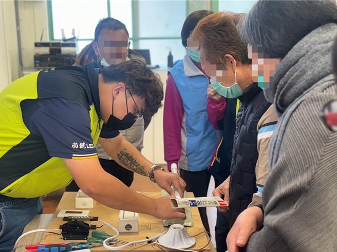 中华民国唐氏症基金会承办的雾峰身心障碍者乐活补给站，今年推出「水电DIY」课程教导学员简易故障排除、工具採购等，学员10日大讚课程实用。（潘虹恩摄）