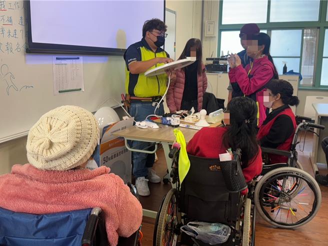 中华民国唐氏症基金会承办的雾峰身心障碍者乐活补给站，今年推出「水电DIY」课程教导学员简易故障排除、工具採购等，学员10日大讚课程实用。（潘虹恩摄）