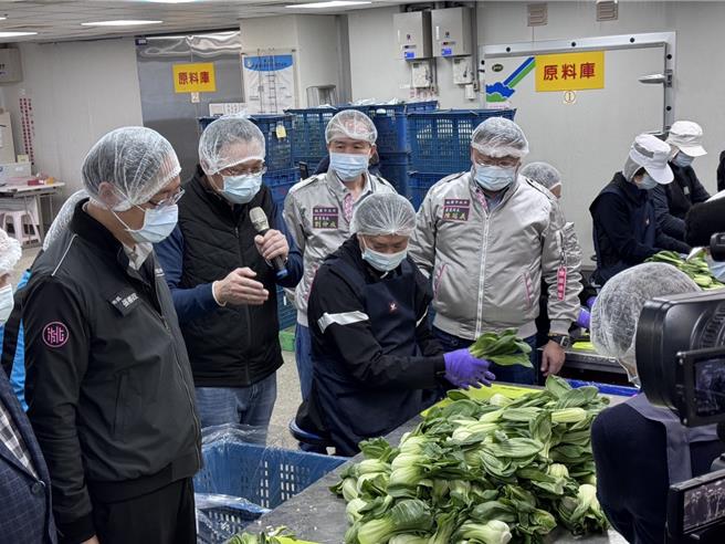桃园市长张善政10日至桃园市农会视察有机蔬菜截切厂，该厂也是全国首座截切厂，今年也是桃园市政府第3年推动有机蔬菜营养午餐政策。（姜霏摄）