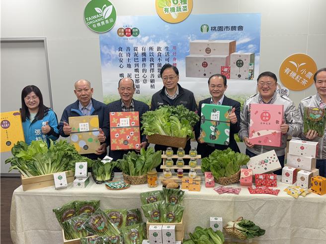 桃园市长张善政10日至桃园市农会视察有机蔬菜截切厂，该厂也是全国首座截切厂，今年也是桃园市政府第3年推动有机蔬菜营养午餐政策。（姜霏摄）