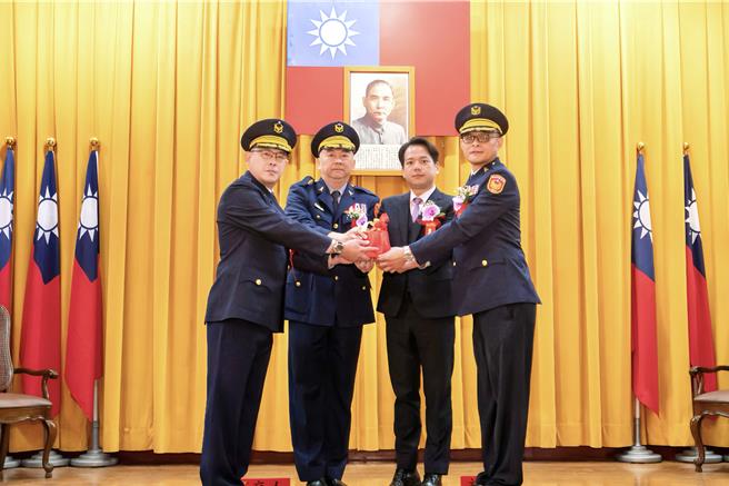 新竹市警一分局长由张明忠接任（右一）。（新竹市政府提供／陈育贤新竹传真）