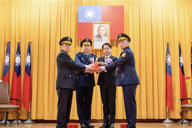 新竹市警三分局长由陈科宏接任（右一）。（新竹市政府提供／陈育贤新竹传真）