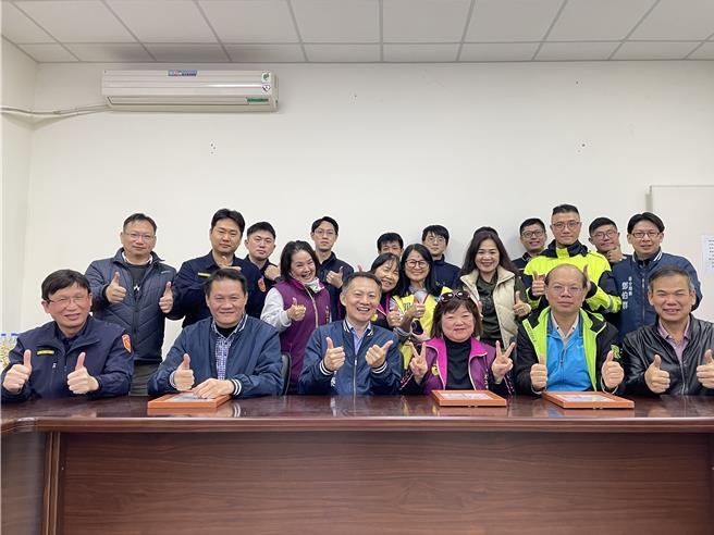 中坜警2025台湾灯会勤务民力慰问加菜金支持。(中坜警分局提供／吕筱蝉桃园传真)