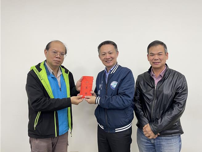 中坜警2025台湾灯会勤务民力慰问加菜金支持。(中坜警分局提供／吕筱蝉桃园传真)