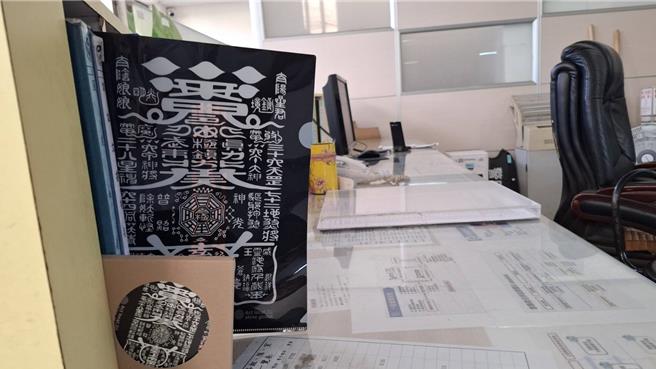 台南市普济殿灯会推出的文创商品，其中黑令旗文书夹、杯垫被认为是警消、医疗职场挡灾法器，放在值班台很有用。（程炳璋摄）
