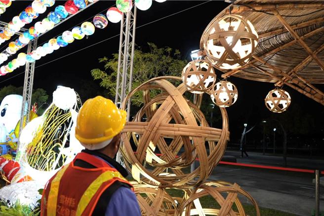 云林县「永续灯会」10日启灯，位于虎尾镇高铁站前的23组花灯作品，均採用回收再生材质、LED省电灯泡、太阳能发电装置，关注花灯回收再利用议题。（云林县政府提供／张朝欣云林传真）