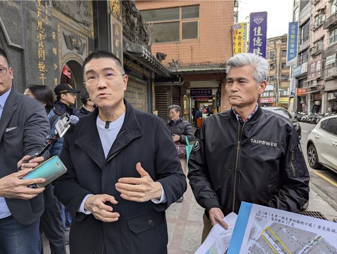 基隆市長謝國樑（左）10日下午宣布忠二路將開始推動電桿下地工程，右為台電基隆區營業處長陳据湖。（張志康攝）