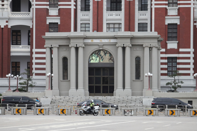 赖清德总统10日首度依据宪法职权，召集五院院长在总统府会商国政。结束后，五院院长座车依序在府前等候，总统府正门的防弹门紧闭。（黄世麒摄）