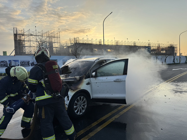 新北市林口区一辆白色休旅车，行驶到一半疑似故障冒烟，随后就起火，驾驶急忙逃下车报案，消防队获报到场灌救。（翻摄画面）