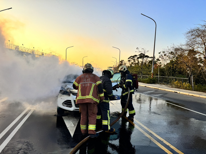 新北市林口区一辆白色休旅车，行驶到一半疑似故障冒烟，随后就起火，驾驶急忙逃下车报案，消防队获报到场灌救。（翻摄画面）