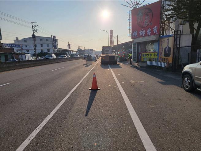 台中市33歲趙姓司機駕駛半聯結車行經大肚區沙田路一段時，將車輛停於路邊下車買早餐，不料43歲盧姓騎士行經該處不慎撞上半聯結車，送醫救治仍宣告不治，詳細肇因待進一步釐清。（民眾提供／潘虹恩台中傳真）