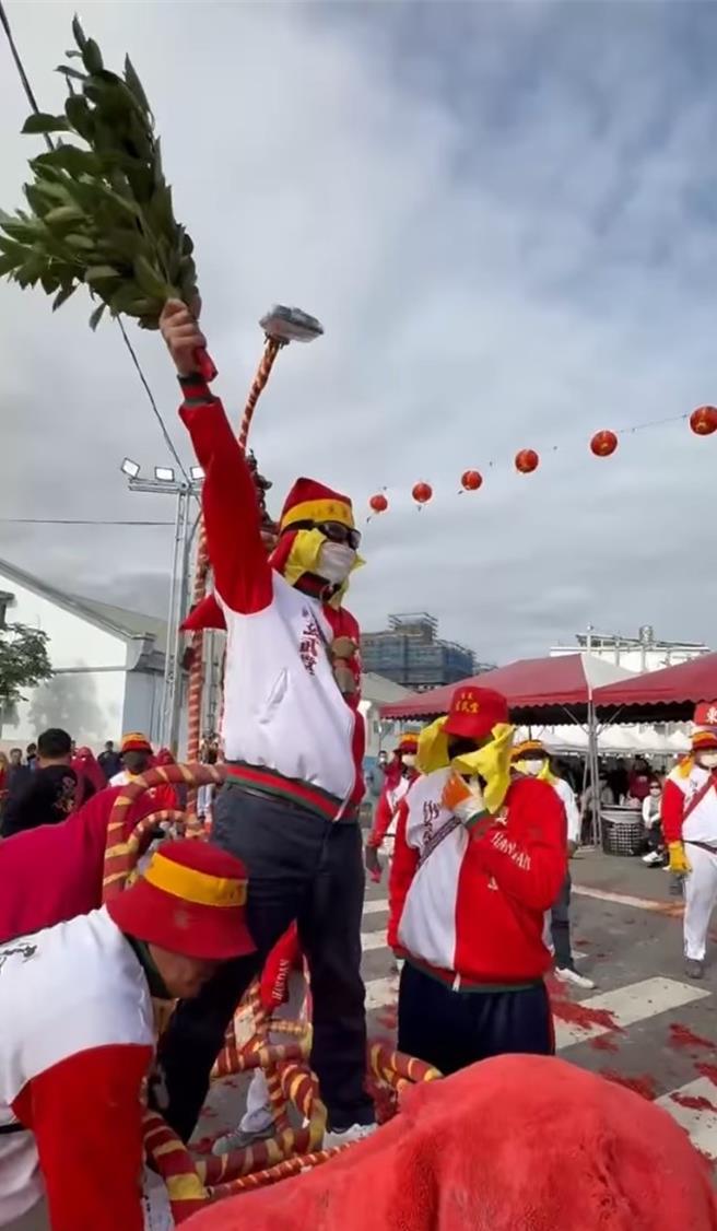 行政院东服中心执行长洪宗楷担任「肉身寒单」，亲身体验迎炮洗礼。（摘自洪宗楷脸书／萧嘉蕙台东传真）