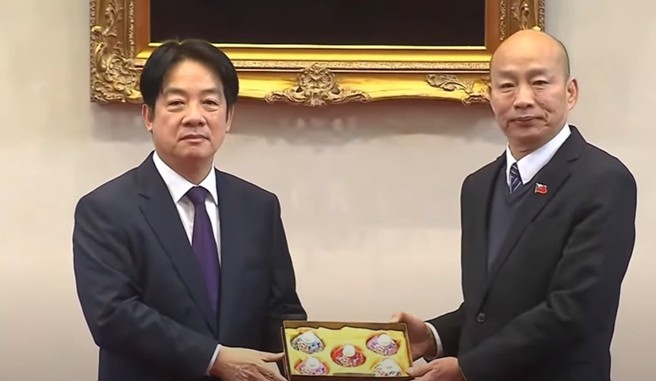 总统赖清德（左）赠五院院长「花开富贵五福临门」红花响杯五入礼盒，右为立法院长韩国瑜。（取自直播）