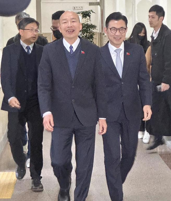 立法院長韓國瑜（中）與立法院副院長江啟臣（右）。（周毓翔攝）