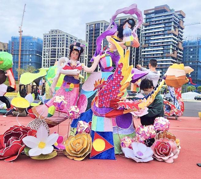 青年國中花燈「蛇逢雙春迎鳳凰」勇奪特優作品，是同學不停從失敗中摸索累翻後作品。。（校方提供／紀爰高雄傳真）