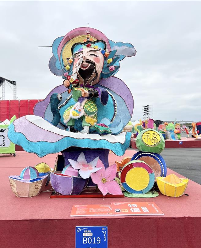 青年國中花燈「帝爺賜福」勇奪特優作品，是同學不停從失敗中摸索累翻後作品。（校方提供／紀爰高雄傳真）