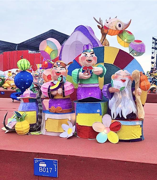 優等一組作品「三星迎財蛇」。（校方提供／紀爰高雄傳真）