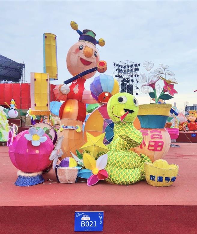 甲等一組作品「蛇我其誰」。（校方提供／紀爰高雄傳真）