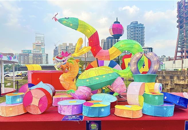 2025台北燈會優等作品「蛇年吉祥」。（校方提供／紀爰高雄傳真）