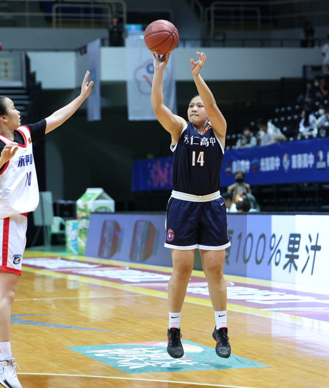 永仁高中陈薇涵（右）在高中生涯最后一年终于帮助球队打进HBL女子组4强。（高中体总提供）