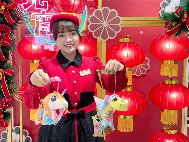 桃园远百限量赠送2025元宵限定版灯笼。（远百提供）